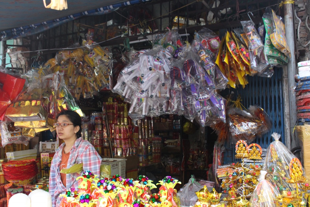 nguoi sai gon sam do cung ong cong ong tao som hoa qua dat hang ca chep vang khach mua