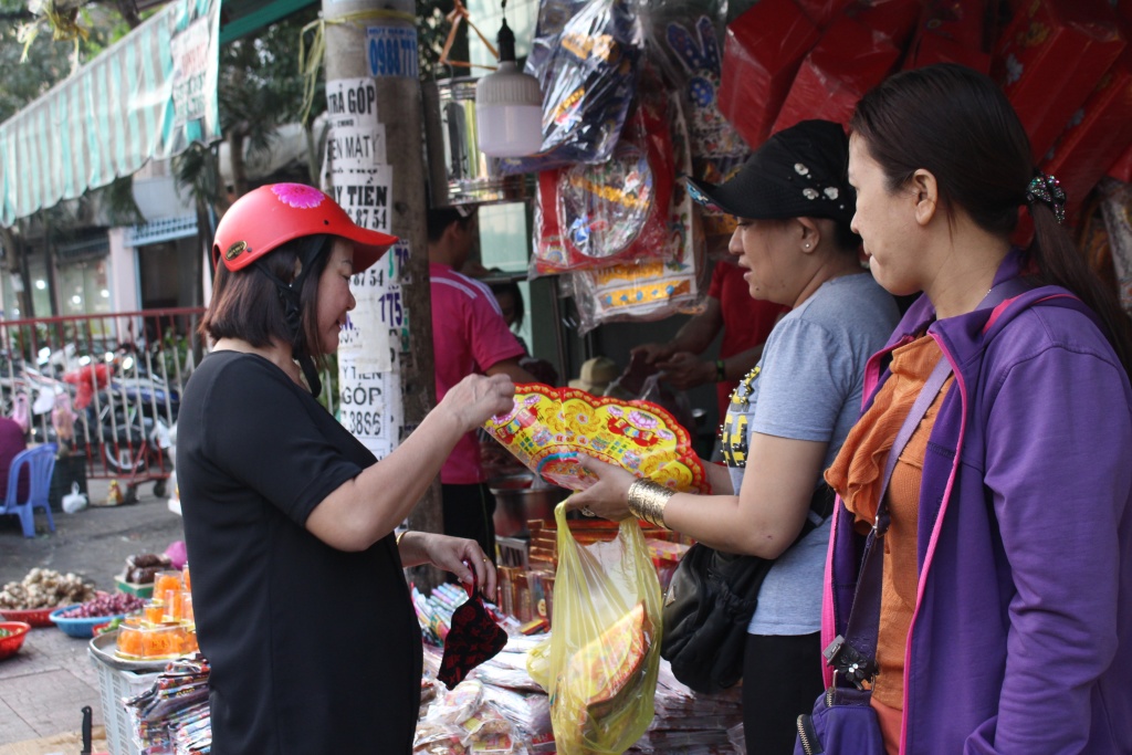 nguoi sai gon sam do cung ong cong ong tao som hoa qua dat hang ca chep vang khach mua