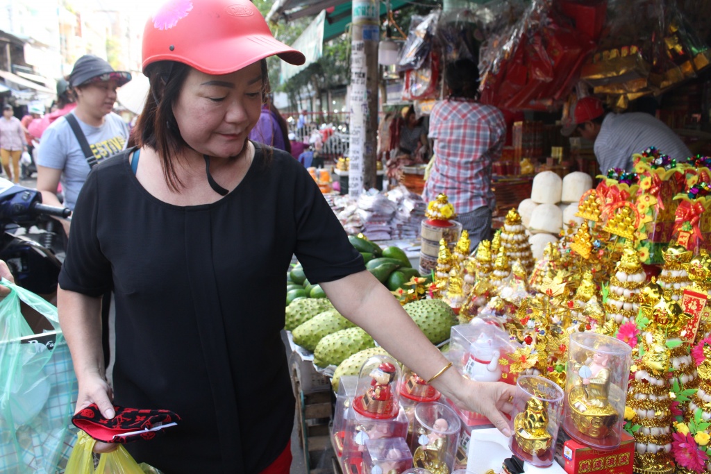 nguoi sai gon sam do cung ong cong ong tao som hoa qua dat hang ca chep vang khach mua