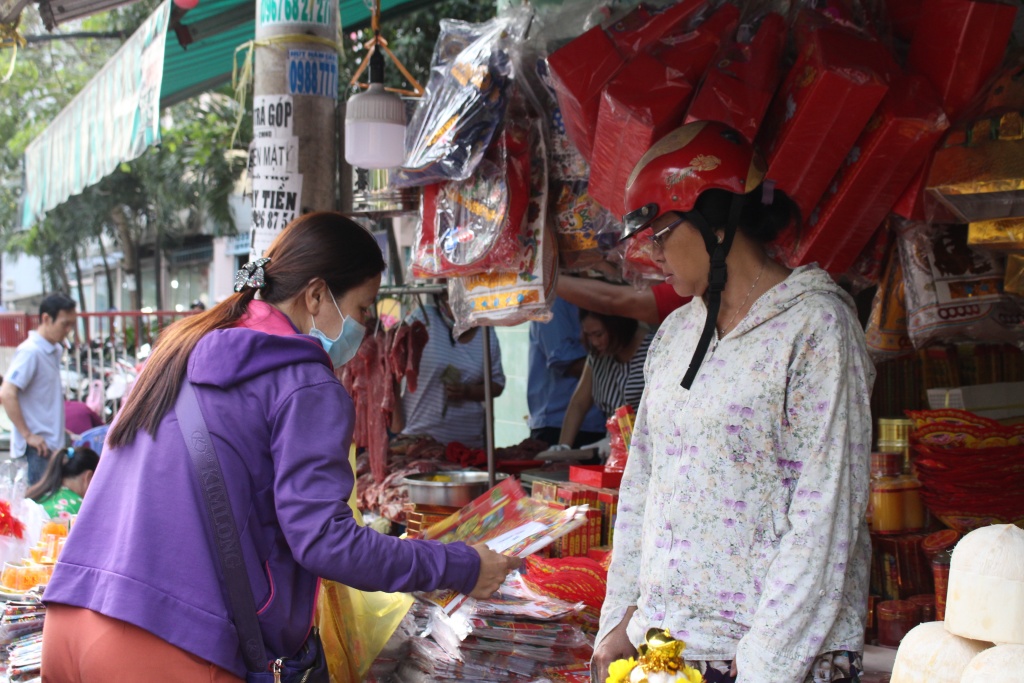 nguoi sai gon sam do cung ong cong ong tao som hoa qua dat hang ca chep vang khach mua