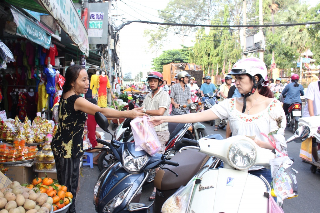 nguoi sai gon sam do cung ong cong ong tao som hoa qua dat hang ca chep vang khach mua