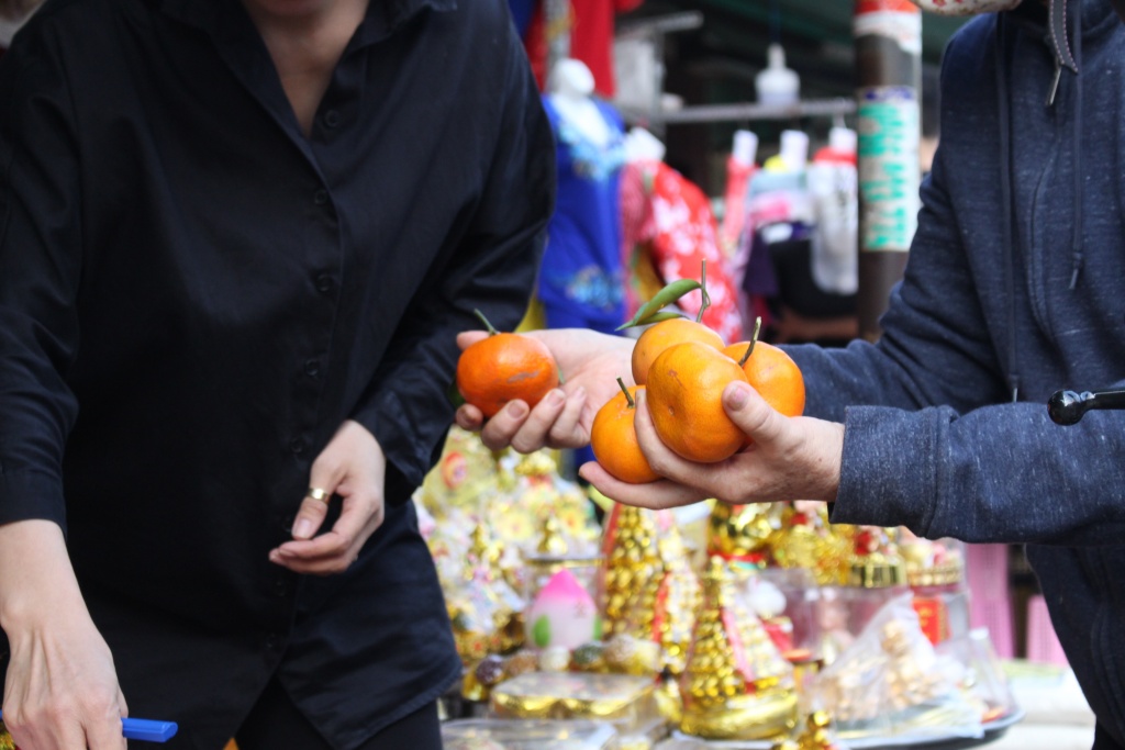 nguoi sai gon sam do cung ong cong ong tao som hoa qua dat hang ca chep vang khach mua
