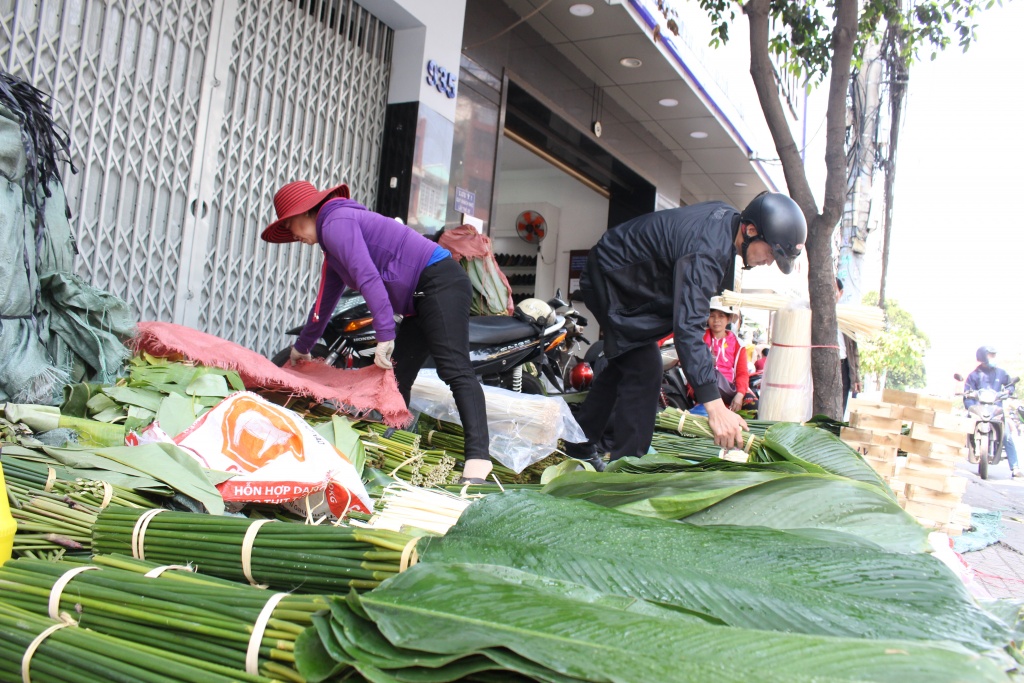 cho la dong chi ban ngay tet o sai gon mo cua khach mang o to den cho