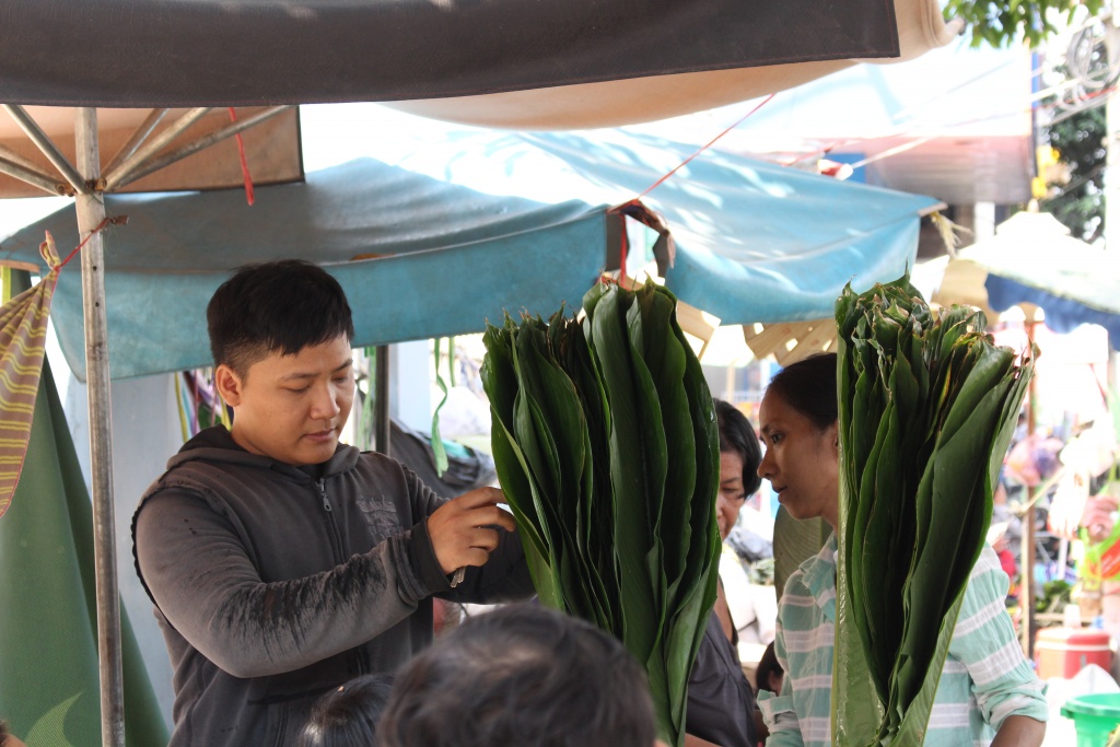 cho la dong chi ban ngay tet o sai gon mo cua khach mang o to den cho