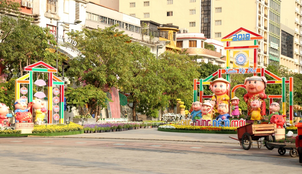 dan heo ngo nghinh lo dien tai duong hoa nguyen hue truoc gio khai mac