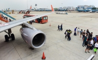 hy huu chim va dap lam cong canh quat tau bay o tan son nhat