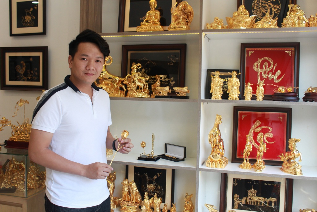 Hoa hồng, bút mạ vàng, hoa cài áo giá chục triệu đắt hàng ngày Valentine do trùng vía Thần Tài hoa hong but ma vang hoa cai ao gia chuc trieu dat hang ngay valentine do trung via than tai