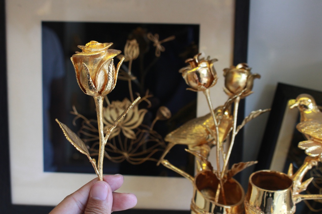 Hoa hồng, bút mạ vàng, hoa cài áo giá chục triệu đắt hàng ngày Valentine do trùng vía Thần Tài hoa hong but ma vang hoa cai ao gia chuc trieu dat hang ngay valentine do trung via than tai