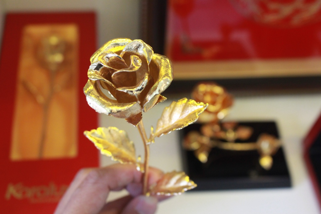 Hoa hồng, bút mạ vàng, hoa cài áo giá chục triệu đắt hàng ngày Valentine do trùng vía Thần Tài hoa hong but ma vang hoa cai ao gia chuc trieu dat hang ngay valentine do trung via than tai