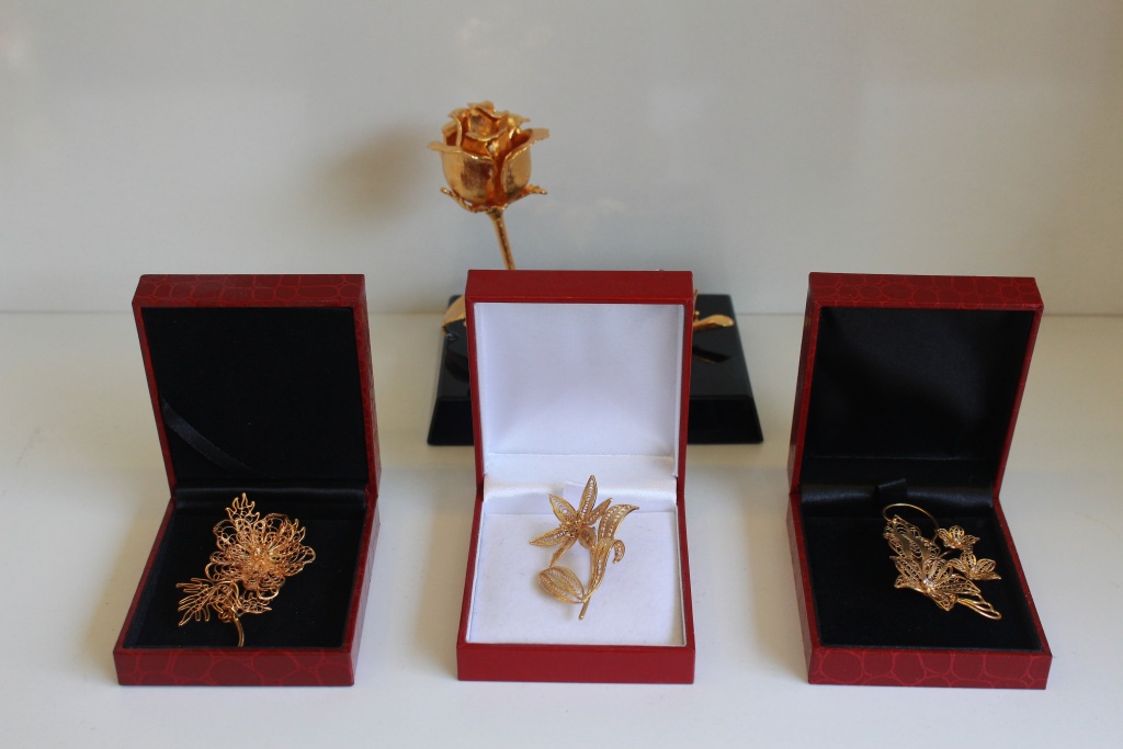 Hoa hồng, bút mạ vàng, hoa cài áo giá chục triệu đắt hàng ngày Valentine do trùng vía Thần Tài hoa hong but ma vang hoa cai ao gia chuc trieu dat hang ngay valentine do trung via than tai
