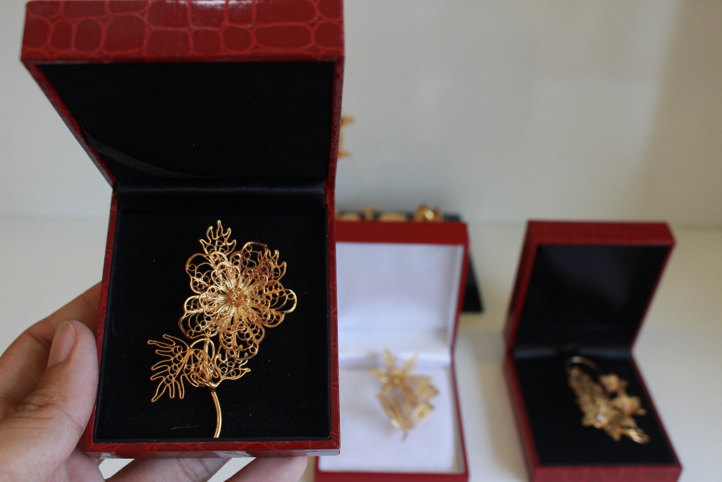 Hoa hồng, bút mạ vàng, hoa cài áo giá chục triệu đắt hàng ngày Valentine do trùng vía Thần Tài hoa hong but ma vang hoa cai ao gia chuc trieu dat hang ngay valentine do trung via than tai