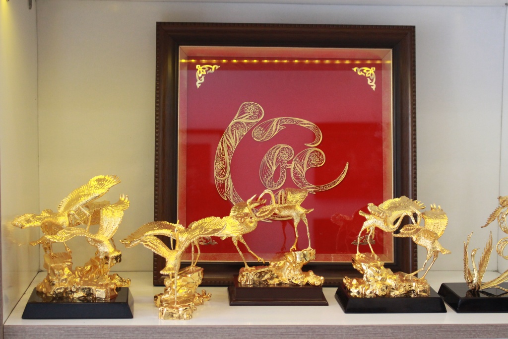 Hoa hồng, bút mạ vàng, hoa cài áo giá chục triệu đắt hàng ngày Valentine do trùng vía Thần Tài hoa hong but ma vang hoa cai ao gia chuc trieu dat hang ngay valentine do trung via than tai