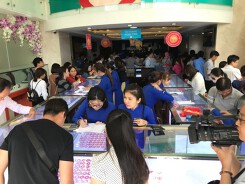 Ngày vía Thần Tài ở Sài Gòn, nhân viên bán vàng không kịp ăn sáng, SJC trữ sẵn 1.500 lượng vàng