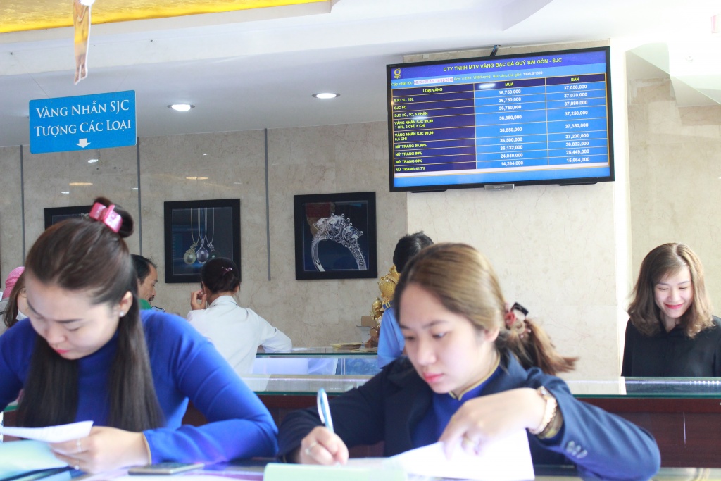 ngay via than tai o sai gon nhan vien ban vang khong kip an sang sjc tru san 1500 luong vang