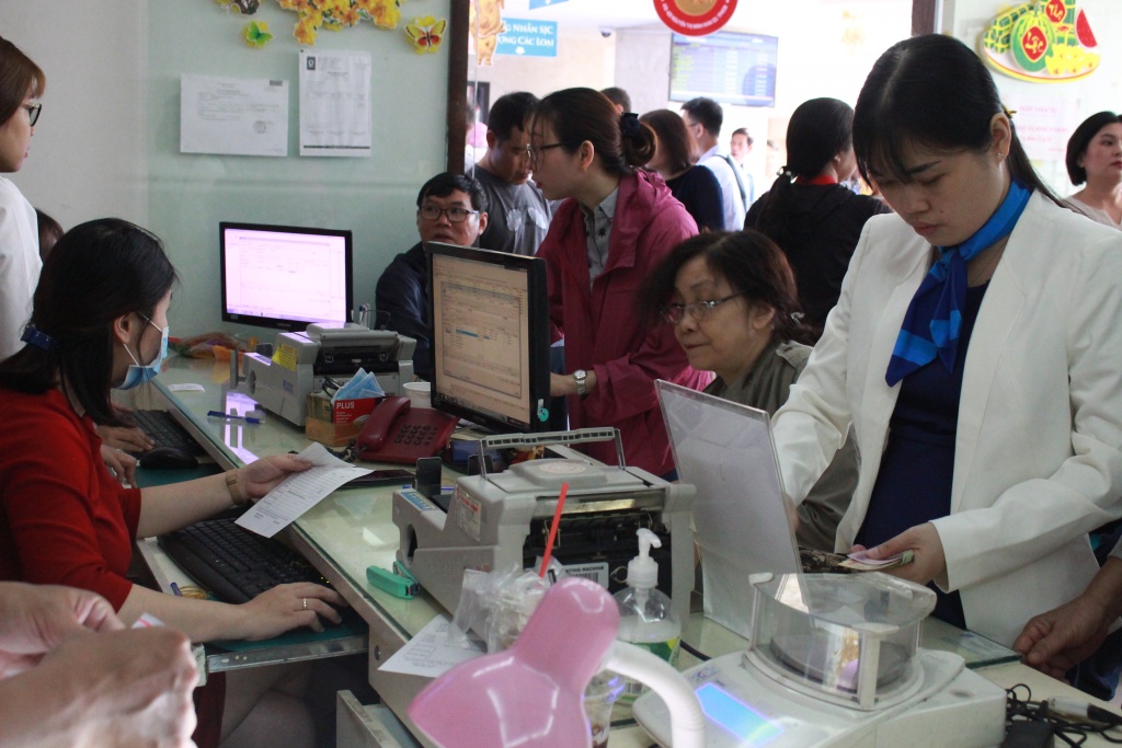 ngay via than tai o sai gon nhan vien ban vang khong kip an sang sjc tru san 1500 luong vang