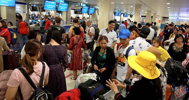 san bay tan son nhat chuyen 3 vali bi hong vo cua dai su viet nam va loi giai thich