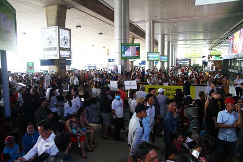 san bay tan son nhat chuyen 3 vali bi hong vo cua dai su viet nam va loi giai thich