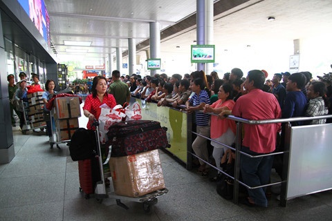 san bay tan son nhat chuyen 3 vali bi hong vo cua dai su viet nam va loi giai thich