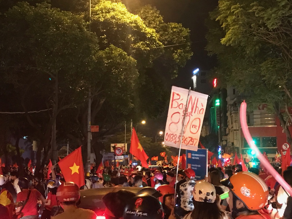 tranh thu rao ban nha tuyen nhan vien giua bien nguoi di bao an mung viet nam vo dich aff cup