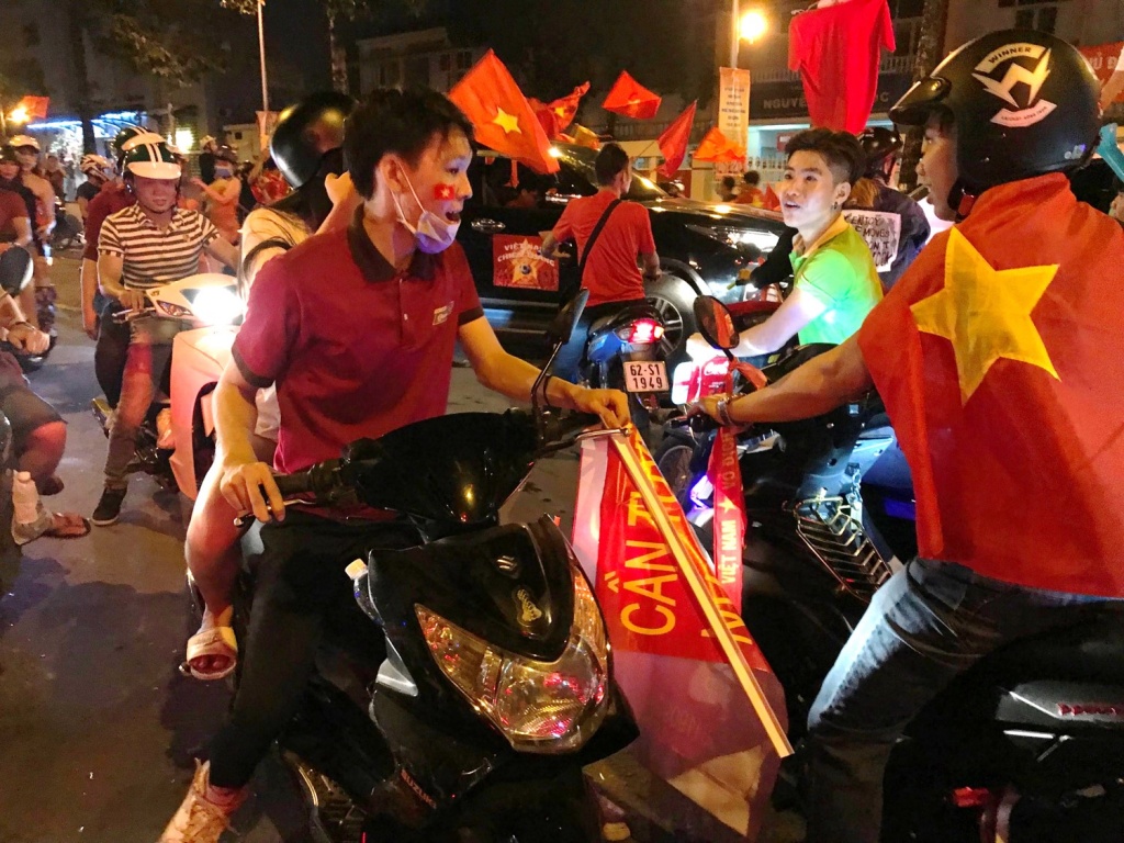 tranh thu rao ban nha tuyen nhan vien giua bien nguoi di bao an mung viet nam vo dich aff cup