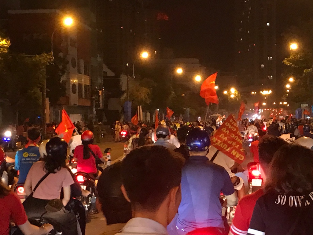 tranh thu rao ban nha tuyen nhan vien giua bien nguoi di bao an mung viet nam vo dich aff cup