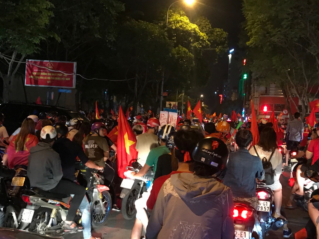 tranh thu rao ban nha tuyen nhan vien giua bien nguoi di bao an mung viet nam vo dich aff cup