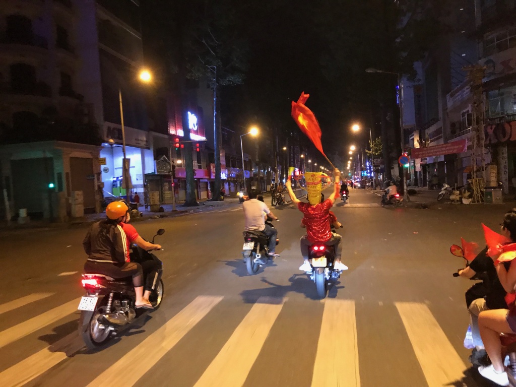 tranh thu rao ban nha tuyen nhan vien giua bien nguoi di bao an mung viet nam vo dich aff cup