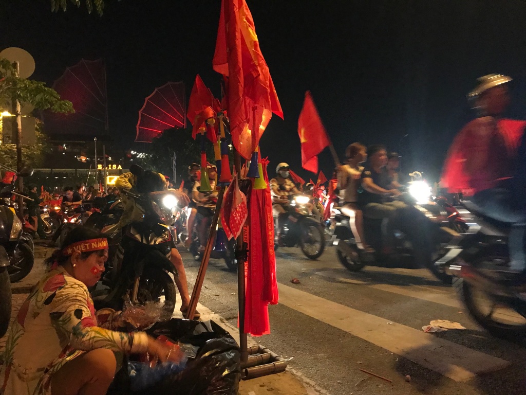 tranh thu rao ban nha tuyen nhan vien giua bien nguoi di bao an mung viet nam vo dich aff cup
