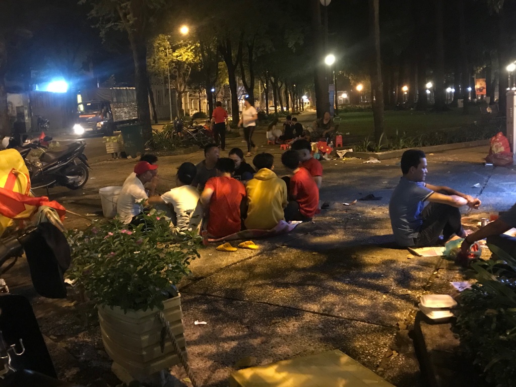 tranh thu rao ban nha tuyen nhan vien giua bien nguoi di bao an mung viet nam vo dich aff cup