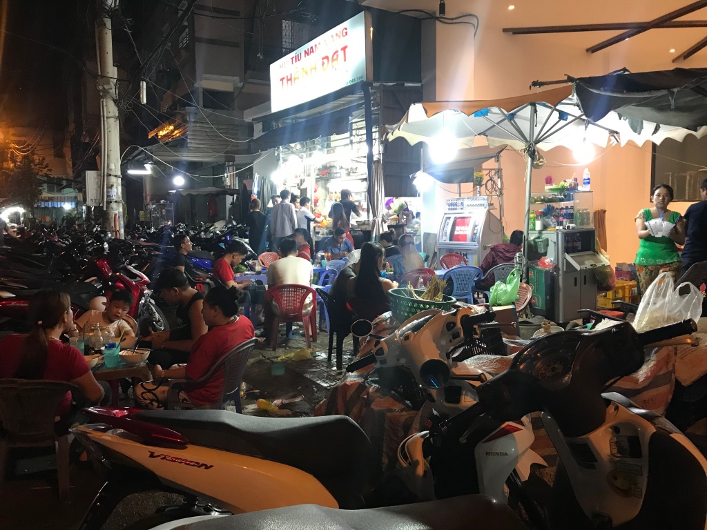 tranh thu rao ban nha tuyen nhan vien giua bien nguoi di bao an mung viet nam vo dich aff cup