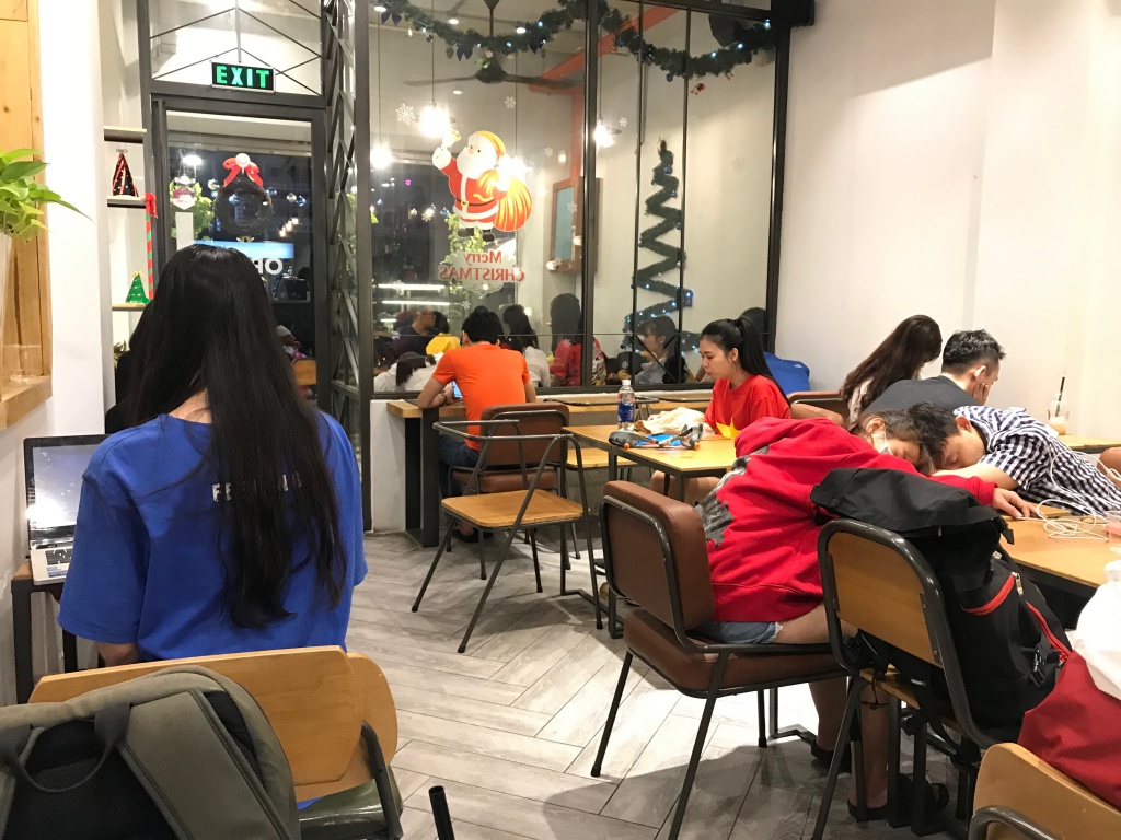 tranh thu rao ban nha tuyen nhan vien giua bien nguoi di bao an mung viet nam vo dich aff cup