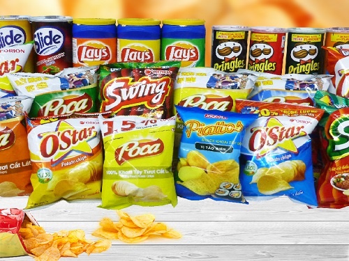 nguoi tre viet tron trong cua hang tien loi de an banh snack bat ke ngay dem