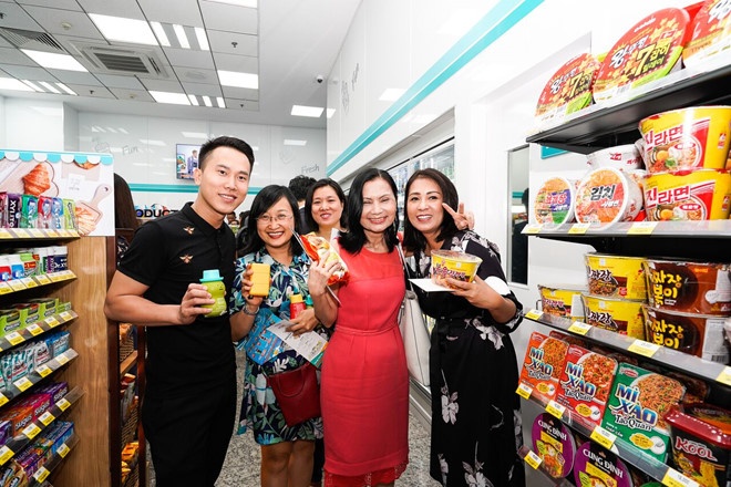 nguoi tre viet tron trong cua hang tien loi de an banh snack bat ke ngay dem