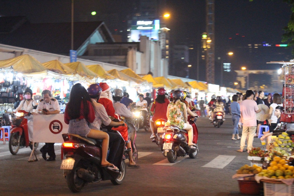 ong gia noel o sai gon ket cung giua duong giao qua luc nua dem