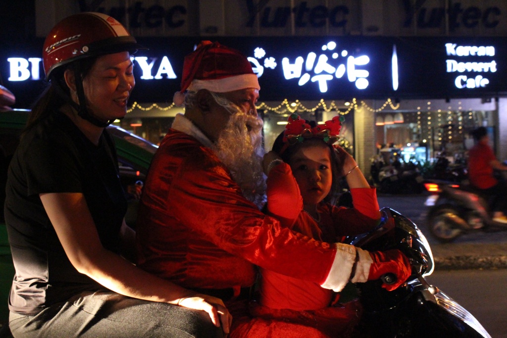 ong gia noel o sai gon ket cung giua duong giao qua luc nua dem