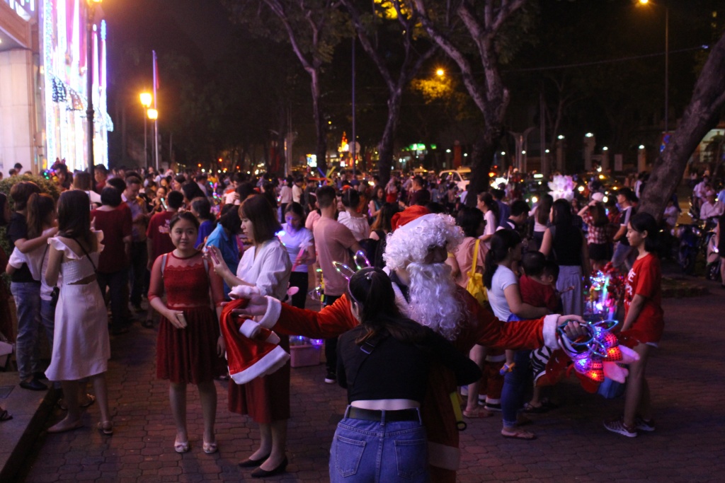 ong gia noel o sai gon ket cung giua duong giao qua luc nua dem