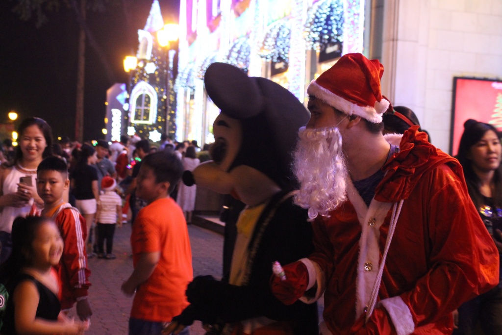 ong gia noel o sai gon ket cung giua duong giao qua luc nua dem