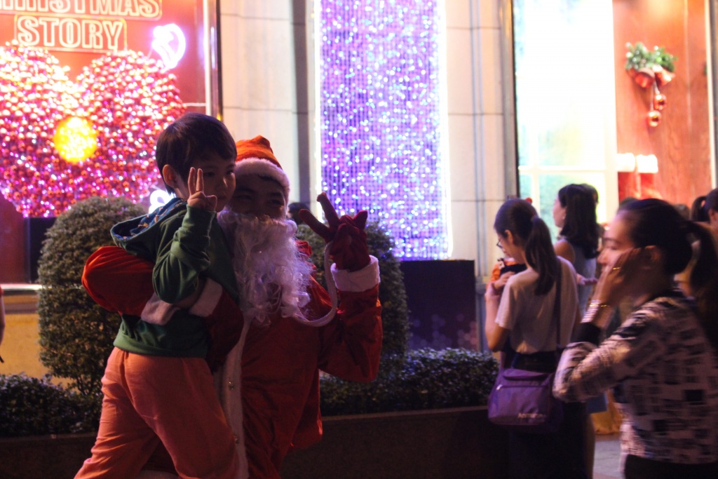ong gia noel o sai gon ket cung giua duong giao qua luc nua dem