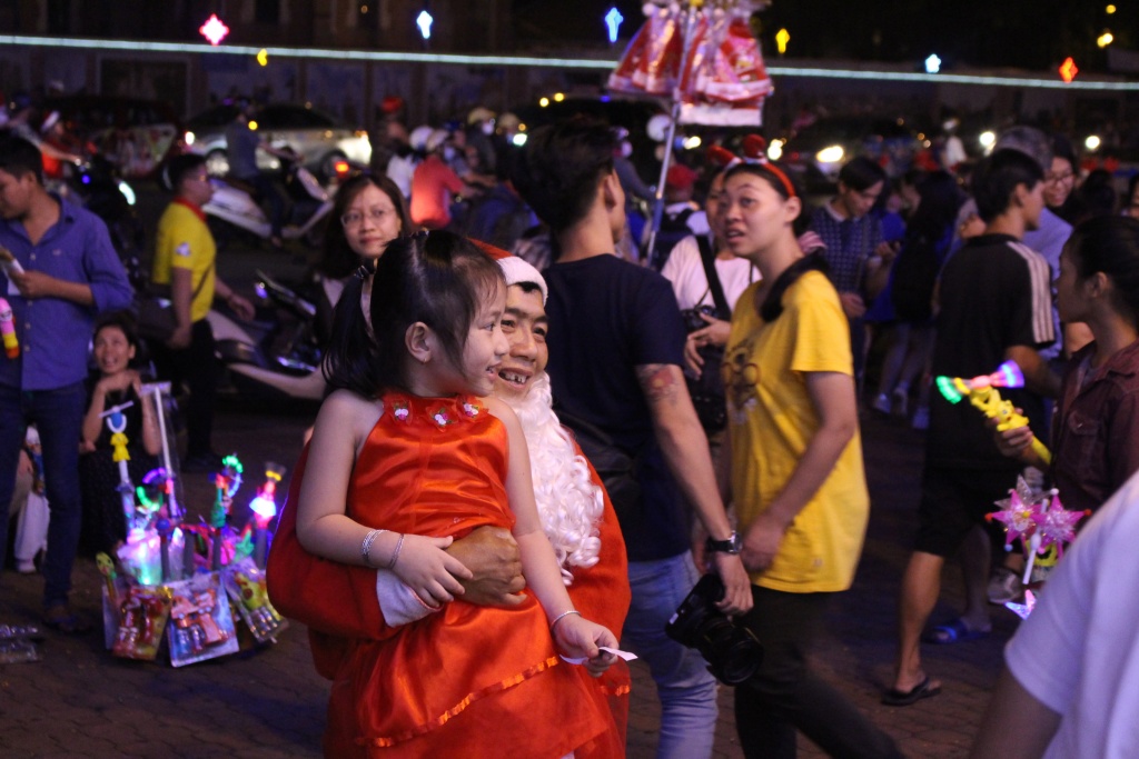 ong gia noel o sai gon ket cung giua duong giao qua luc nua dem