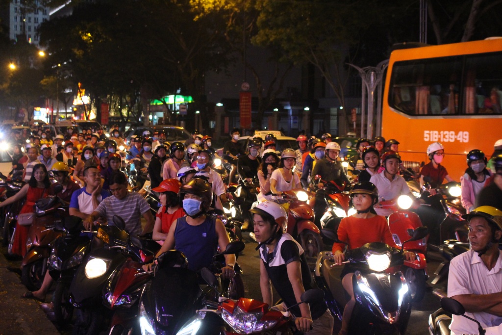 ong gia noel o sai gon ket cung giua duong giao qua luc nua dem