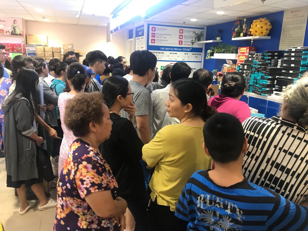 sieu thi sai gon het sach rau xanh thit ca chieu cuoi nam
