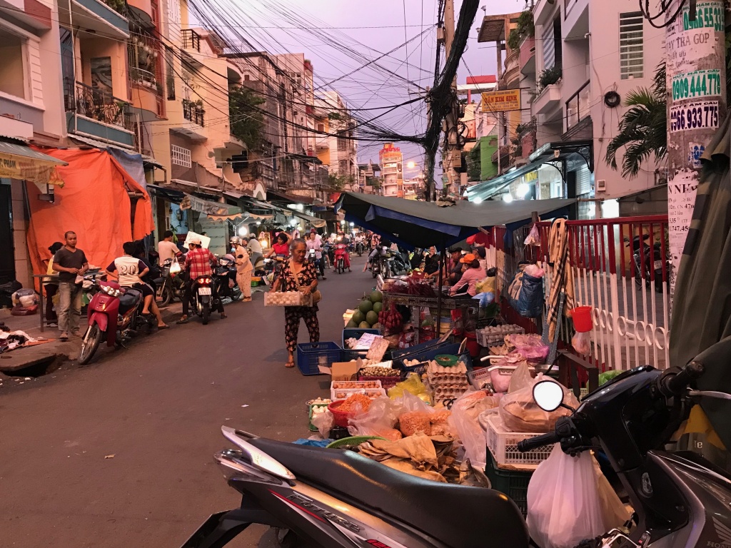 sieu thi sai gon het sach rau xanh thit ca chieu cuoi nam