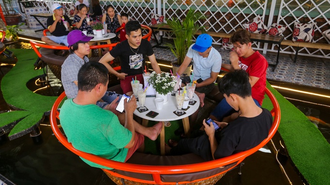 Quán cà phê cho khách ngồi trong thuyền thúng ở Sài Gòn