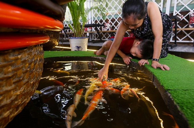 quan ca phe cho khach ngoi trong thuyen thung o sai gon