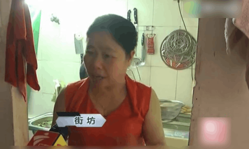chay nha nguoi phu nu nem tien de thu hut hang xom toi cuu