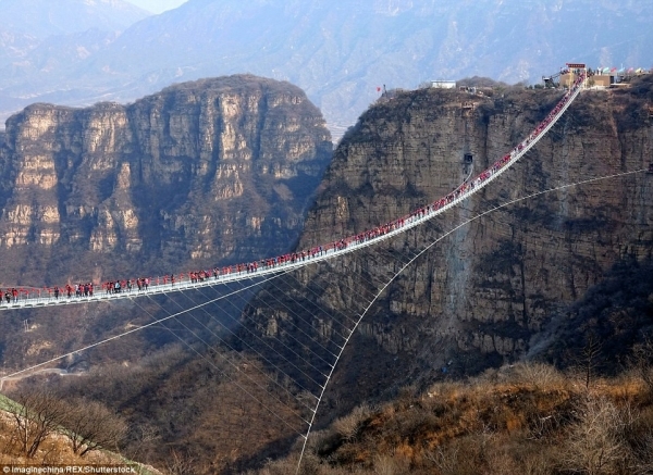 nghet tho canh hang tram nguoi chen chuc tren cay cau treo day kinh dai nhat the gioi