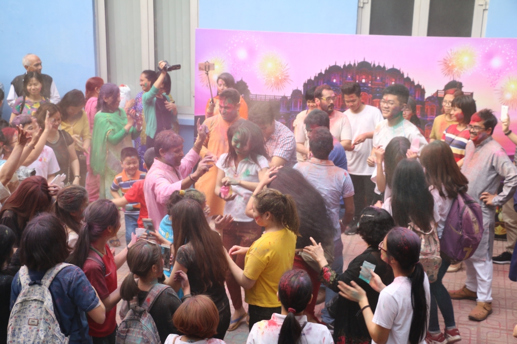 hoa minh vao khong gian sac mau tai le hoi holi