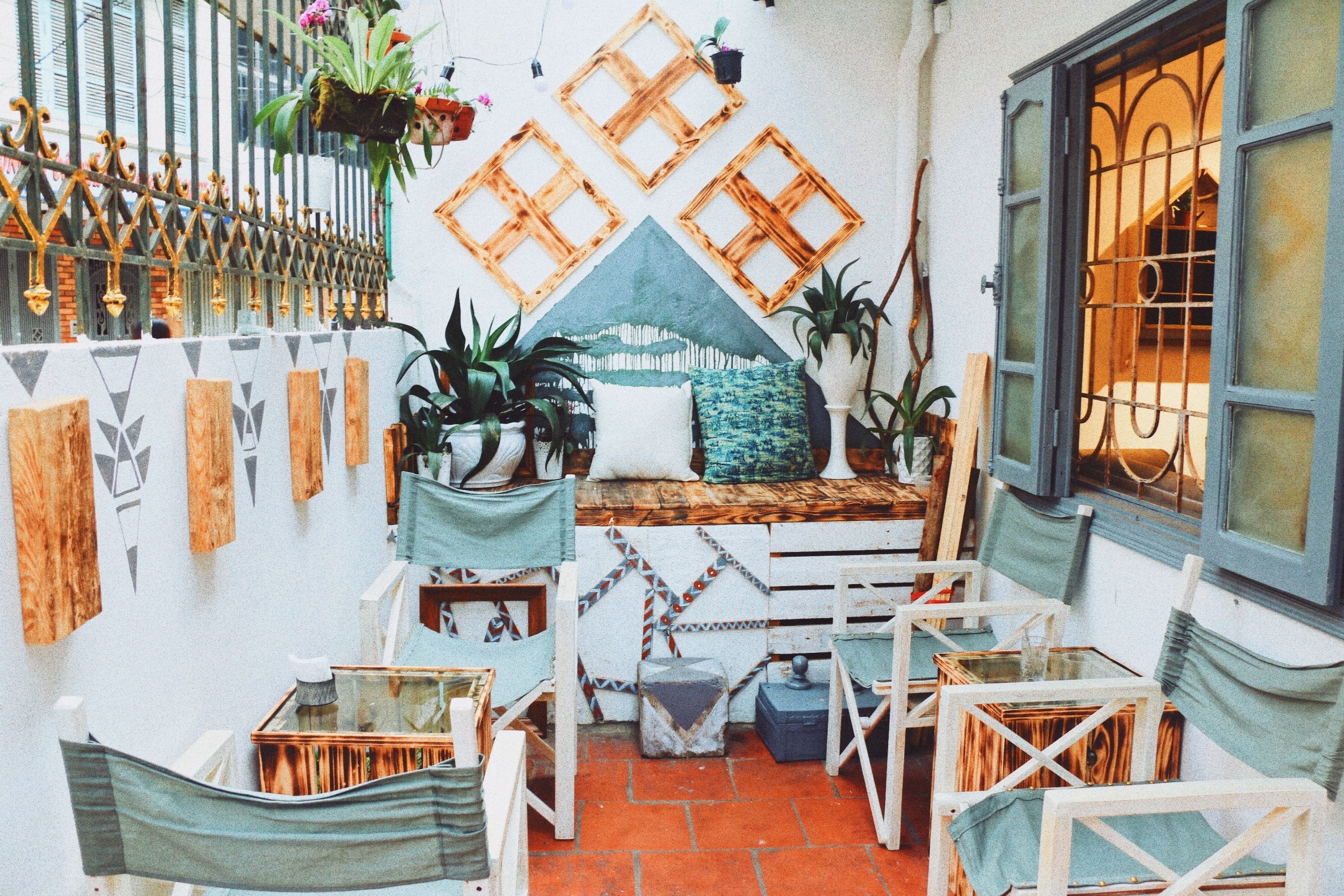 Thêm một điểm quán không thể bỏ lỡ: Auden Coffee phong cách Bohemian trên phố Thái Thịnh lac vao khong gian nghe thuat dam phong cach bohemian ngay tren pho thai thinh