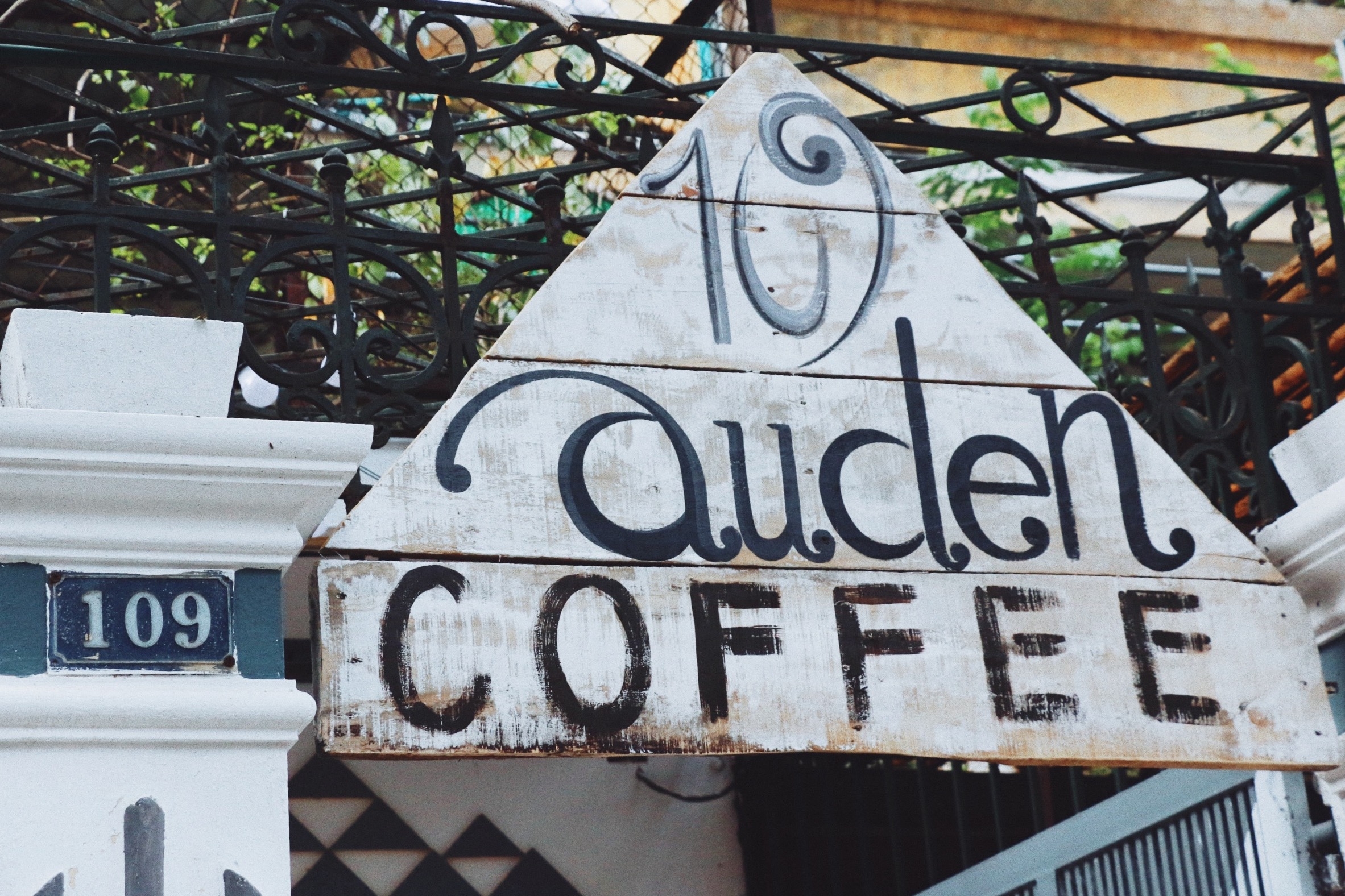 Thêm một điểm quán không thể bỏ lỡ: Auden Coffee phong cách Bohemian trên phố Thái Thịnh lac vao khong gian nghe thuat dam phong cach bohemian ngay tren pho thai thinh