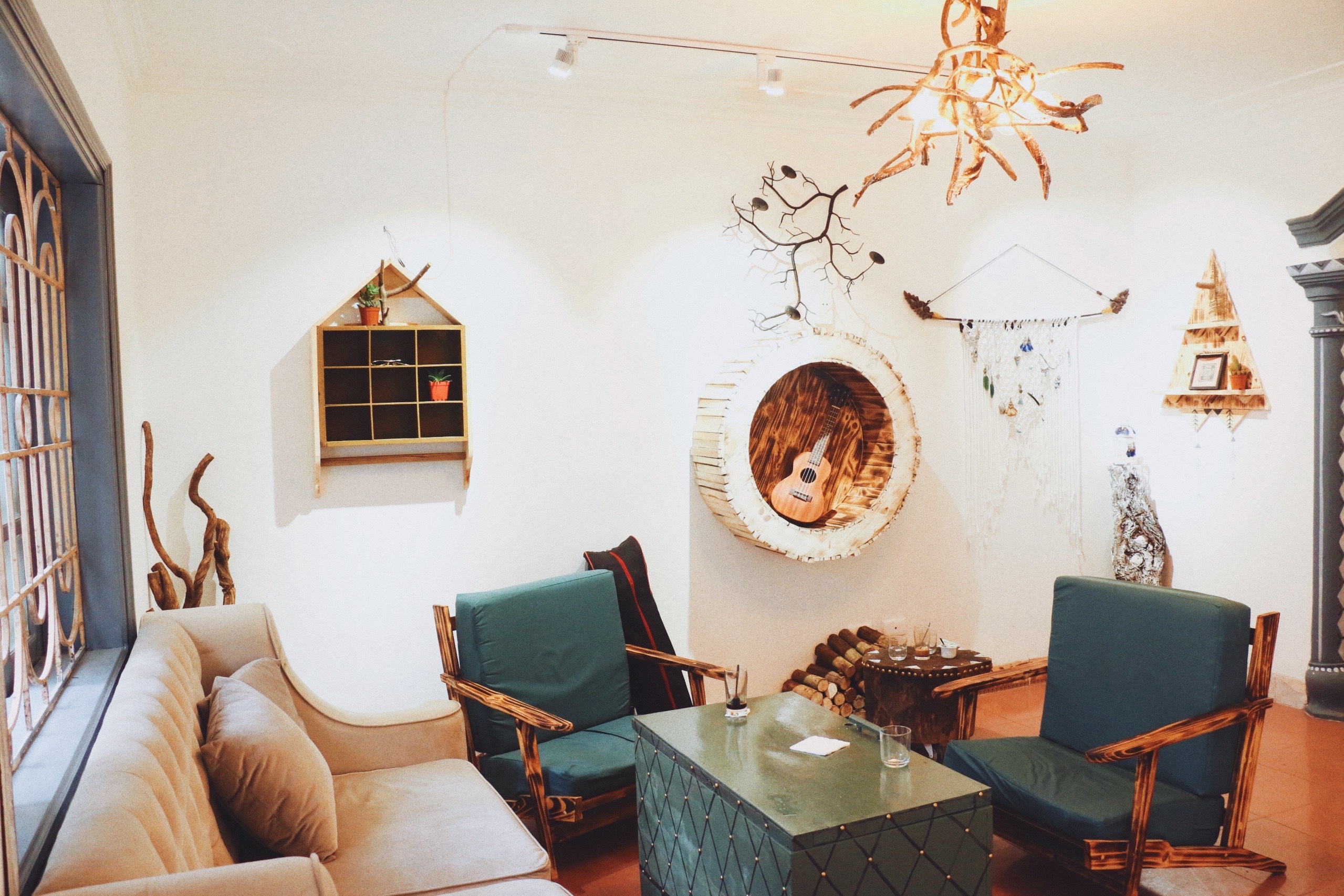 Thêm một điểm quán không thể bỏ lỡ: Auden Coffee phong cách Bohemian trên phố Thái Thịnh lac vao khong gian nghe thuat dam phong cach bohemian ngay tren pho thai thinh